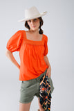 Top laranja com decote quadrado e mangas curtas
