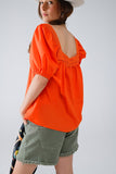 Top laranja com decote quadrado e mangas curtas