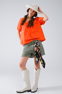 Top laranja com decote quadrado e mangas curtas