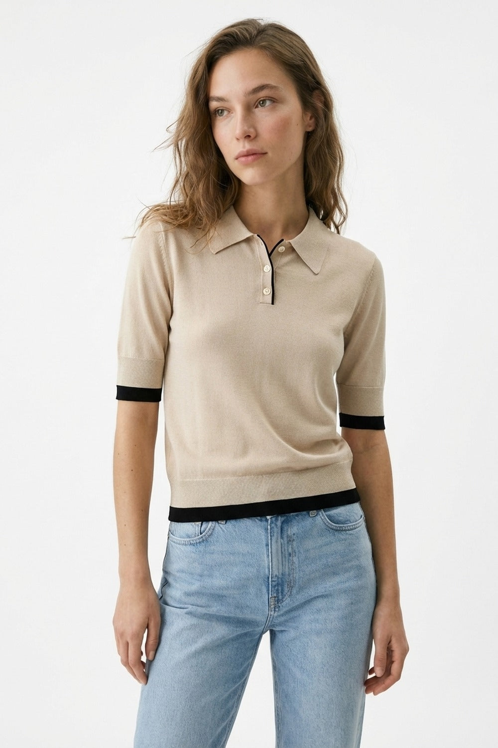 Top polo de malha bege com pormenor de guarnição preto