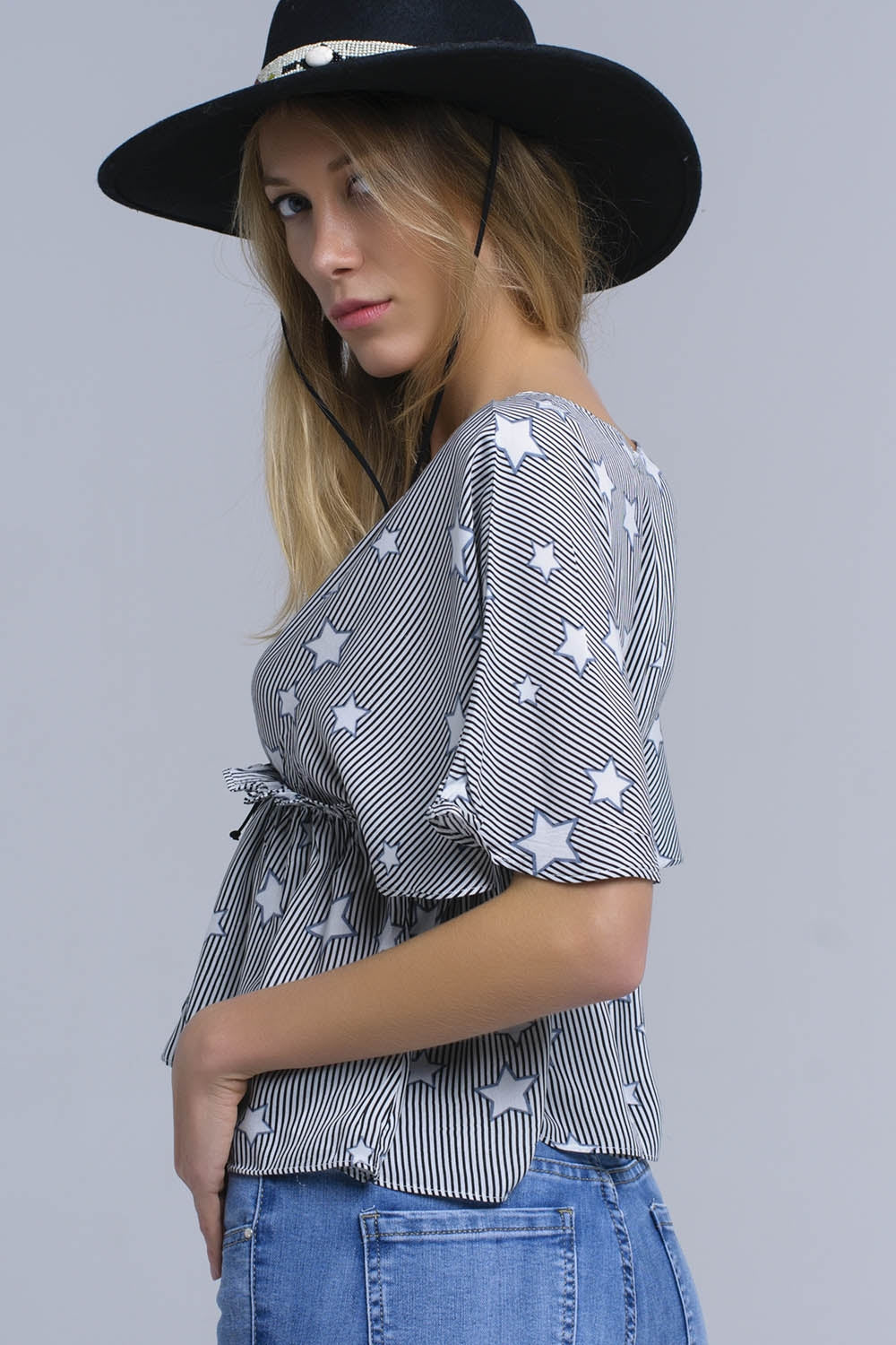 Top preto com estrelas e babados