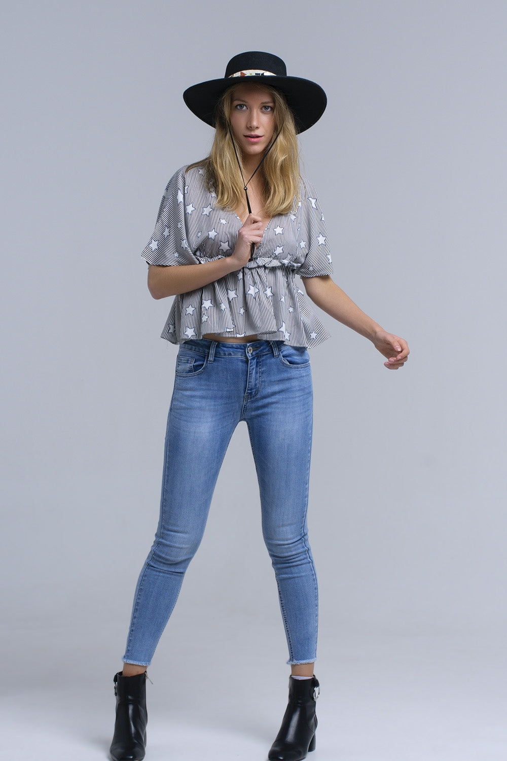 Top preto com estrelas e babados