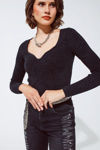 Q2 Top preto em chenille com decote em forma de coração