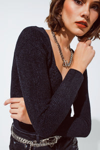 Top preto em chenille com decote em forma de coração