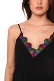 Top preto sem alças com detalhe da rede multicolorida