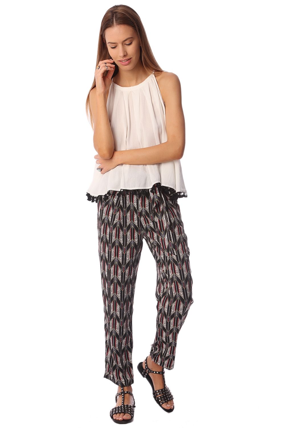 Top sem mangas e com voo branco e detalhe de pompons no baixo