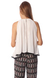 Top sem mangas e com voo branco e detalhe de pompons no baixo
