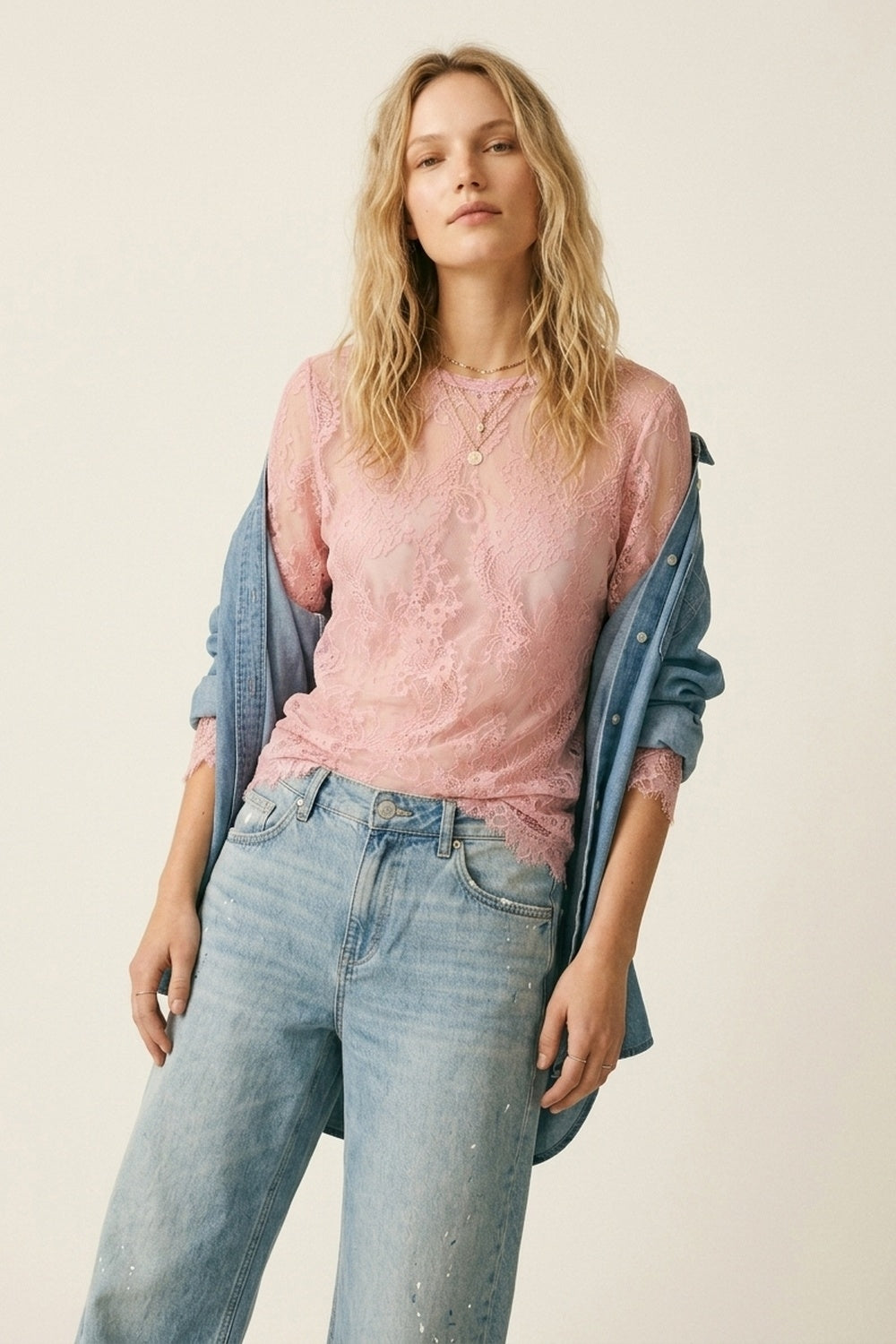 Top Transparente de Renda Rosa com Detalhe Floral de Manga Comprida
