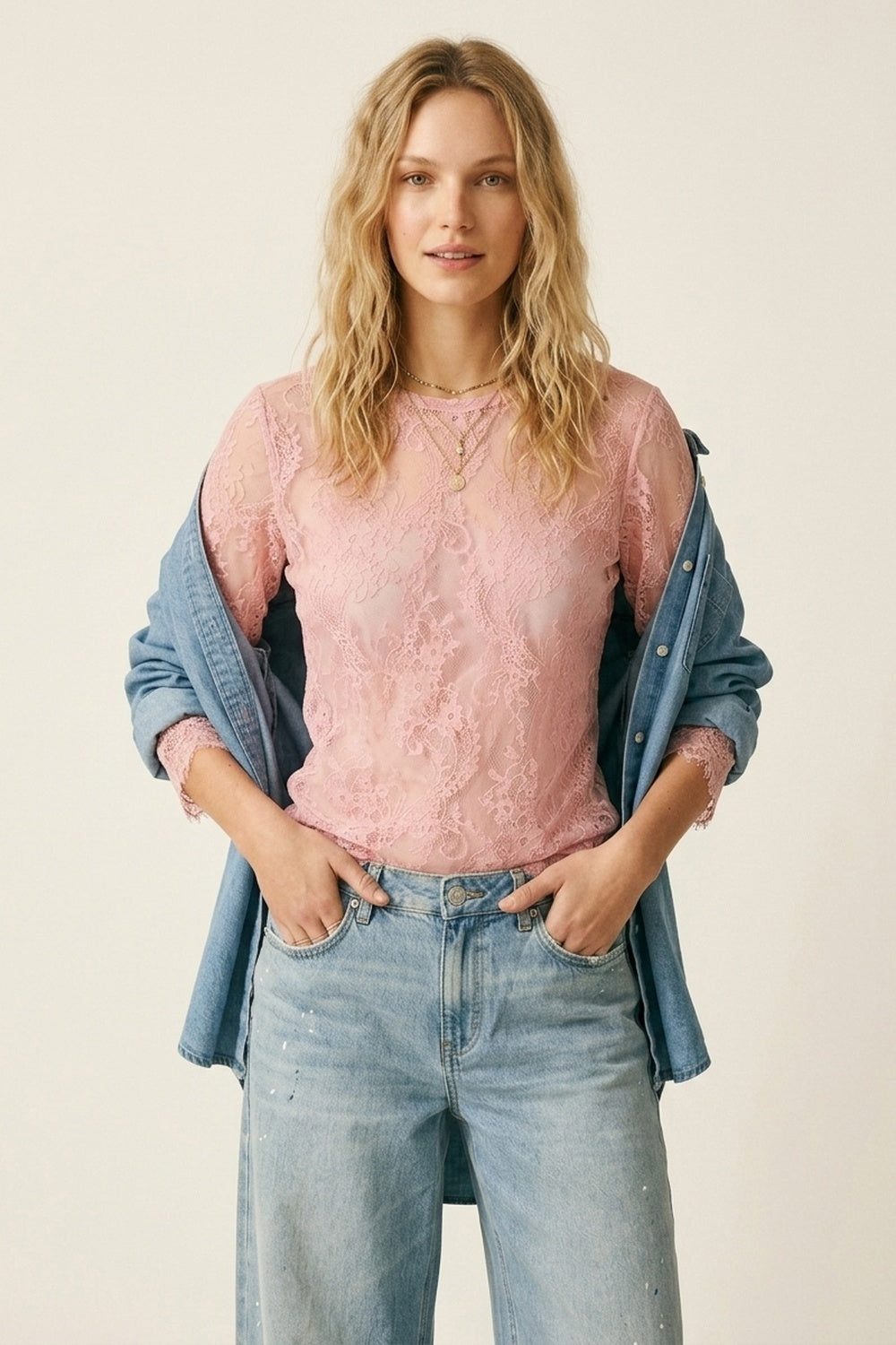 Top Transparente de Renda Rosa com Detalhe Floral de Manga Comprida