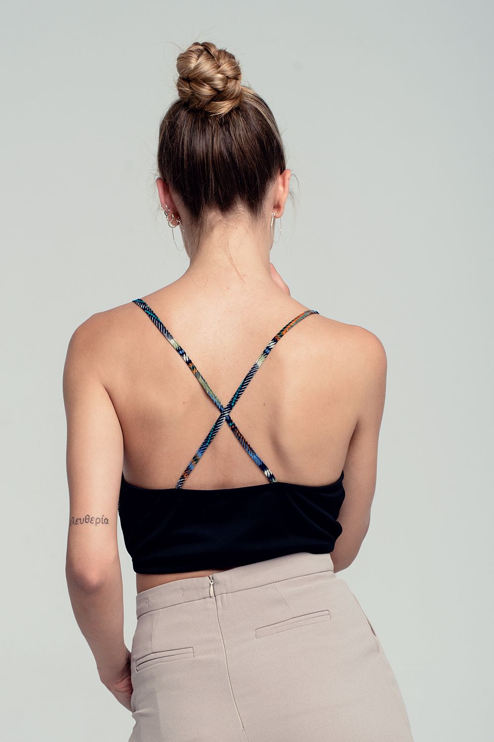 Top verde curto cruzado com impressão tribal