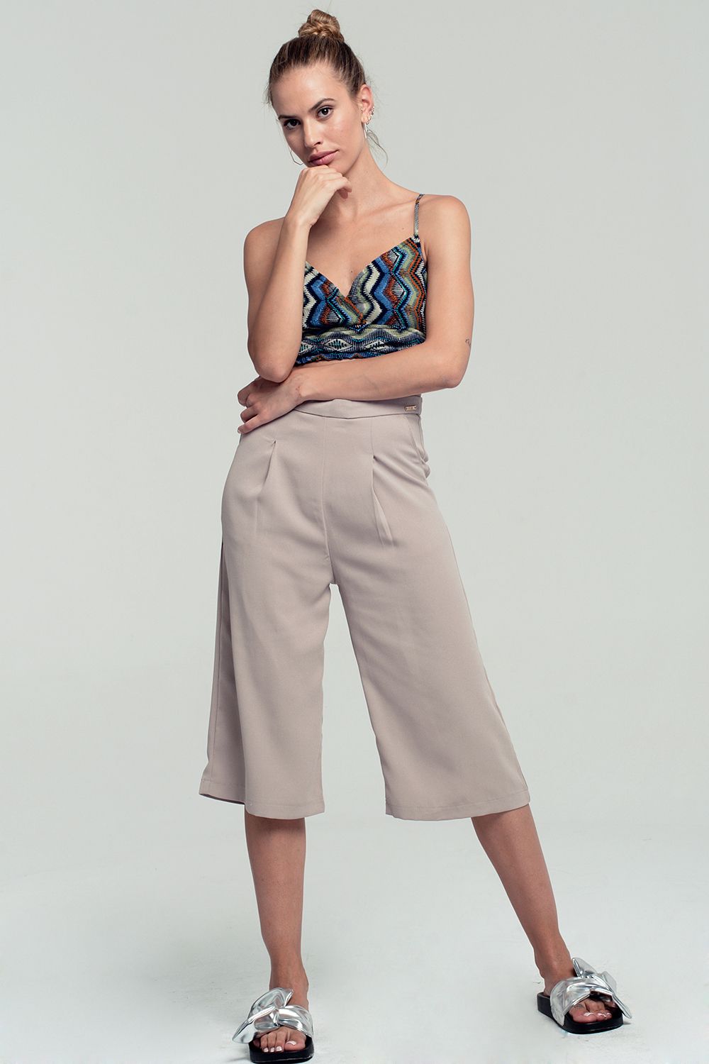 Top verde curto cruzado com impressão tribal