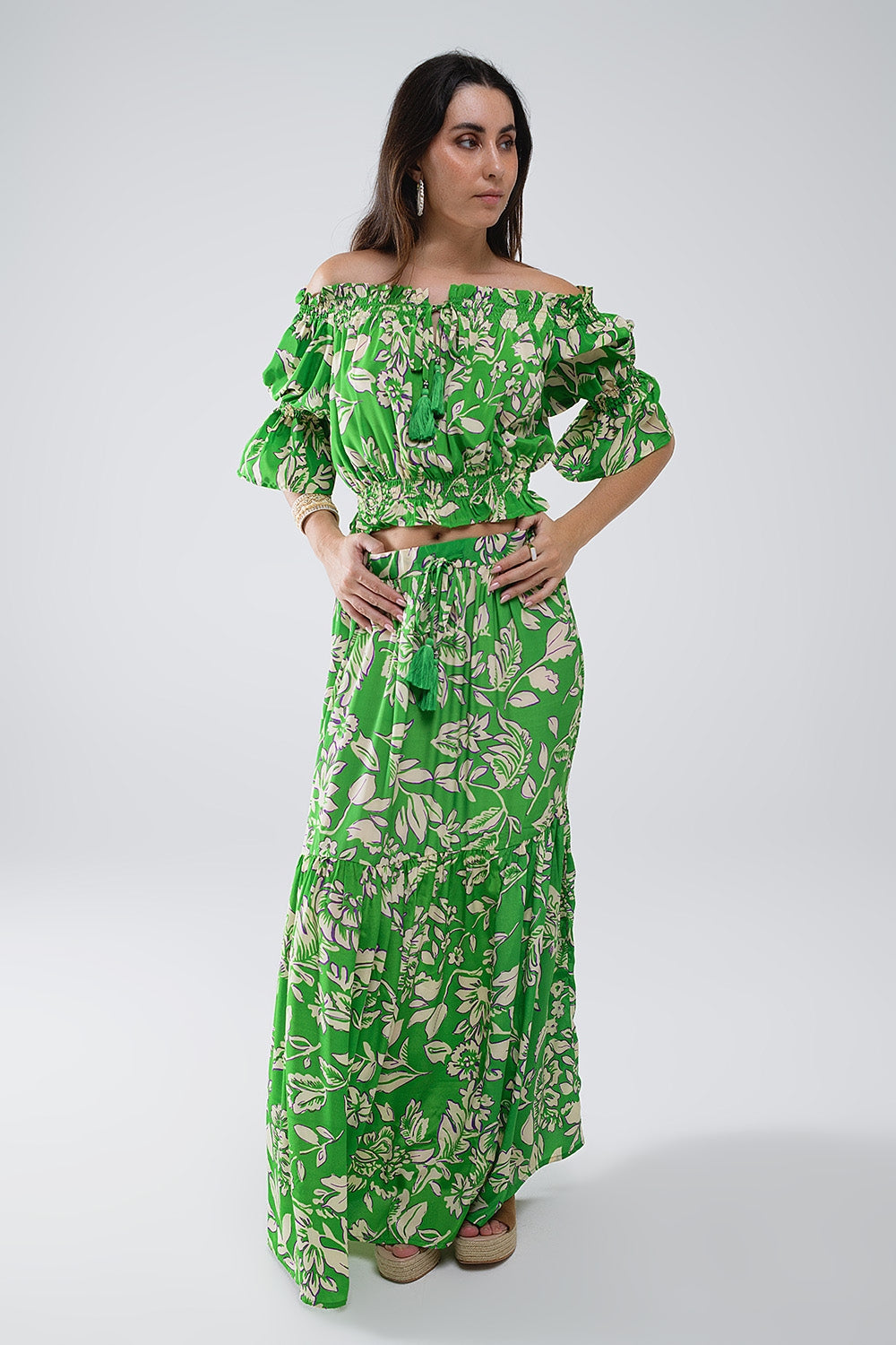 Top verde sem ombros com cintura elástica em estampado floral