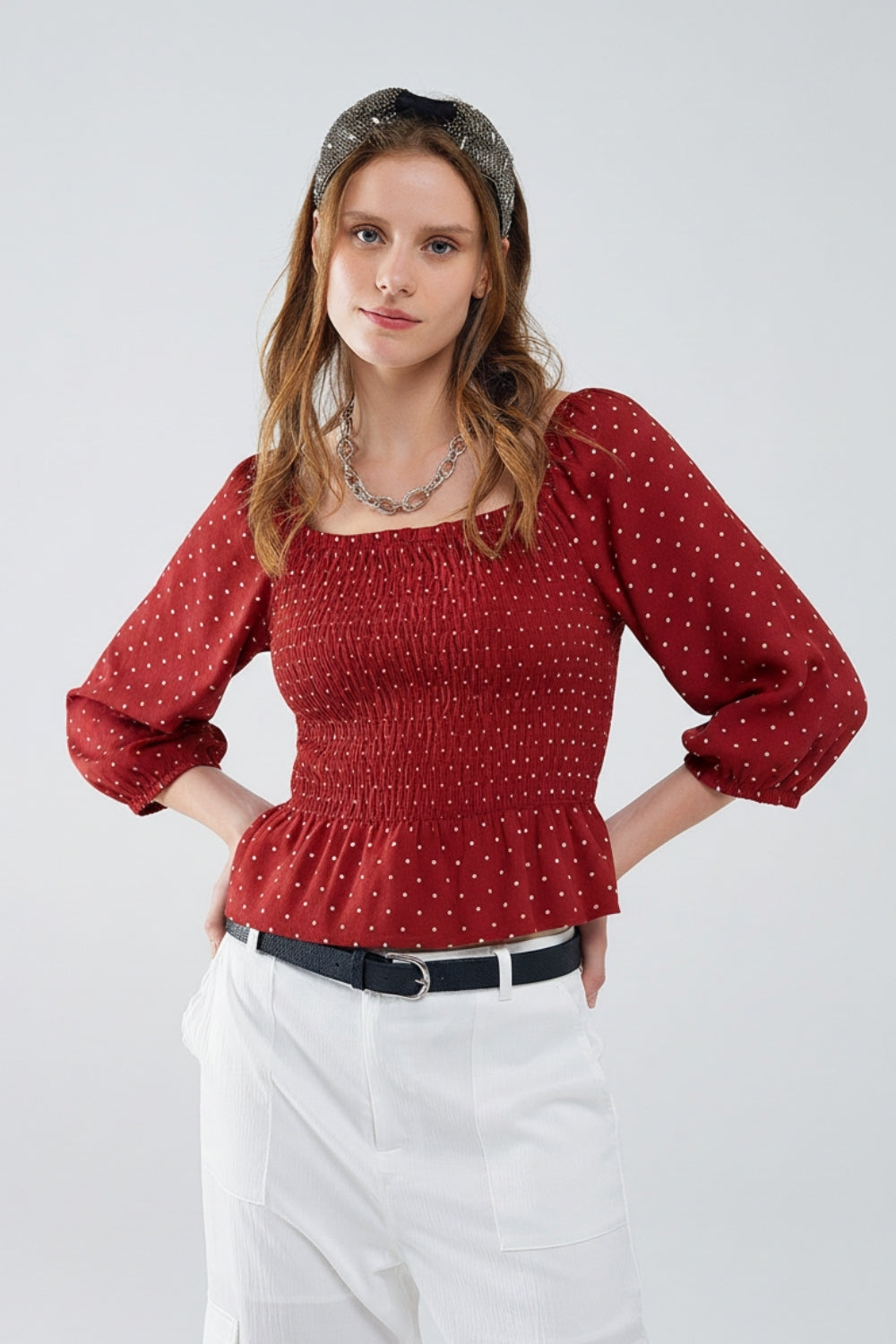 Q2 Top vermelho chique às pintinhas com corte na cintura