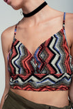 Top vermelho curto cruzado com impressão tribal