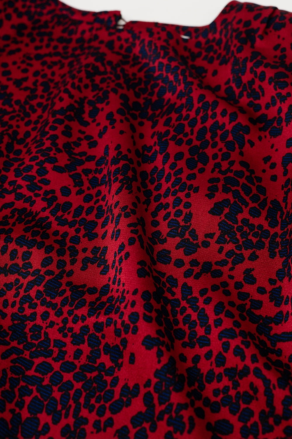 top vermelho de cetim sem mangas com estampado animal