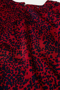top vermelho de cetim sem mangas com estampado animal