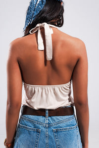 Topo de colarinho halter bege com detalhe de anel