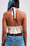 Topo de colarinho halter bege com detalhe de anel