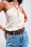 Topo de colarinho halter bege com detalhe de anel