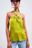 Topo de colarinho halter verde lima com detalhe de anel