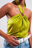 Topo de colarinho halter verde lima com detalhe de anel