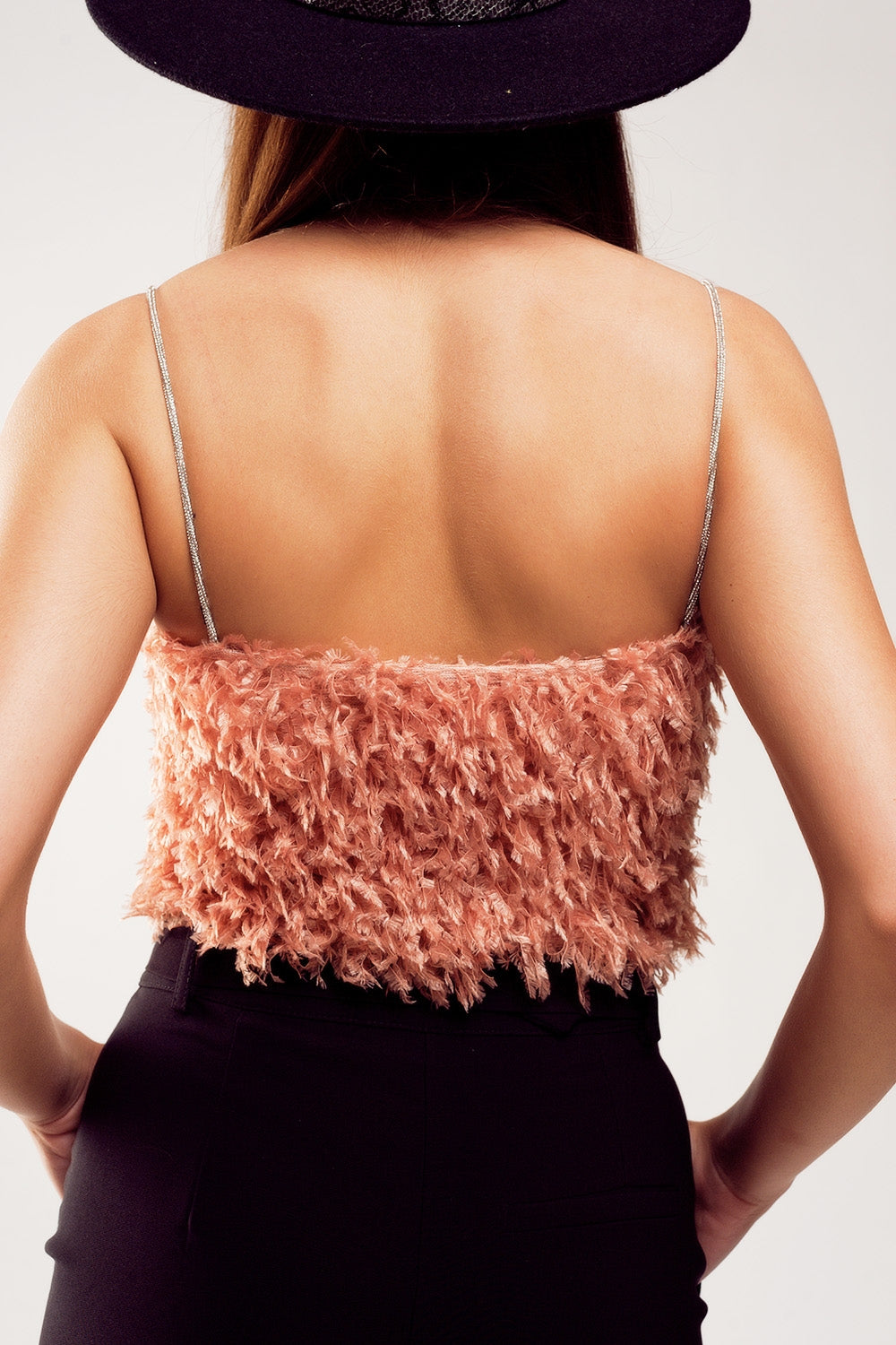 Top de cor rosa curto com plumas