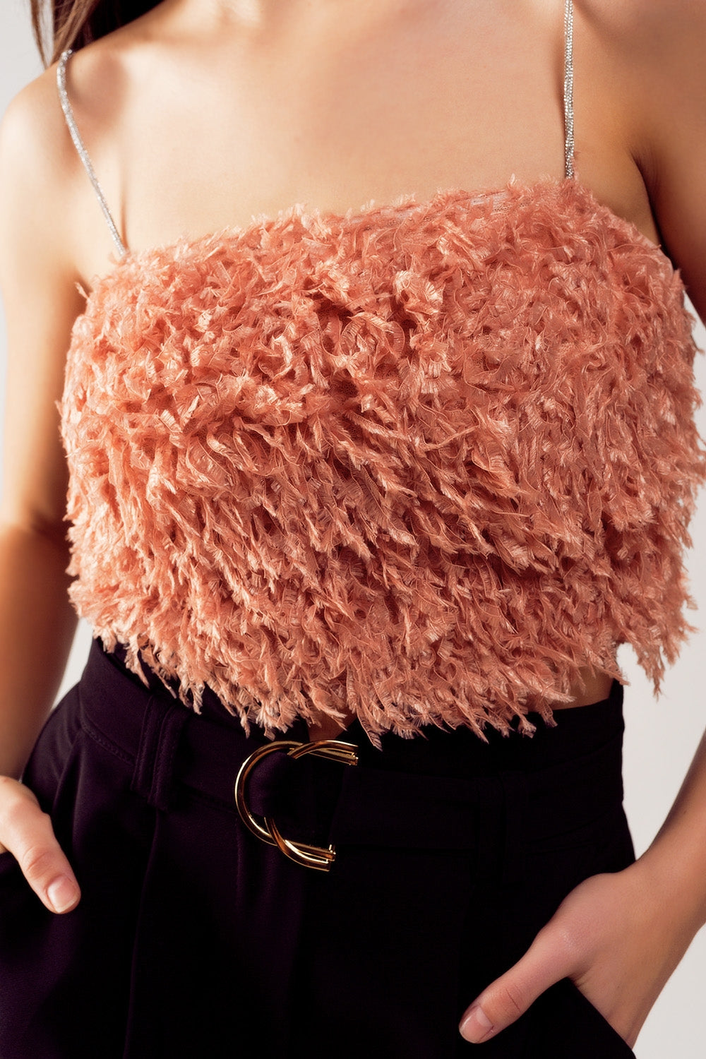 Top de cor rosa curto com plumas