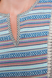 Topo listrado cinza com detalhe multi-colorida em frente