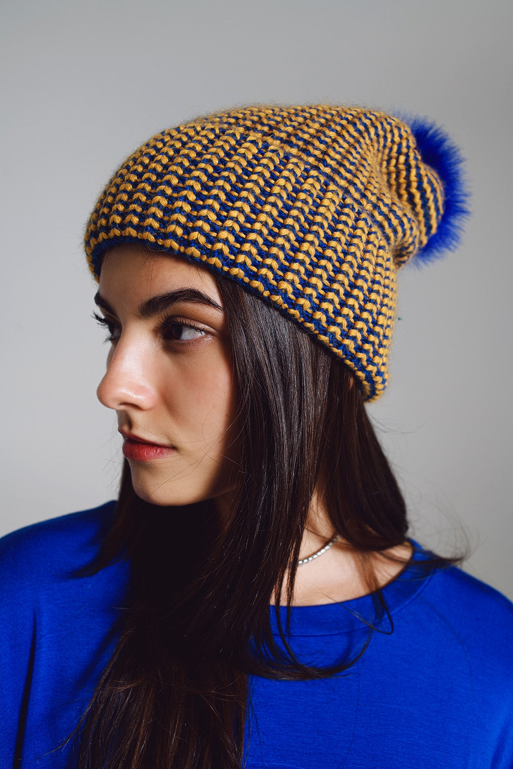 Q2 Touca de tricô com pompom em azul e amarelo