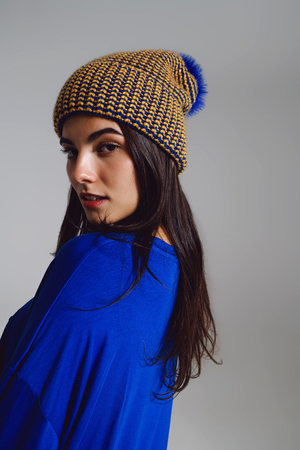 Touca de tricô com pompom em azul e amarelo