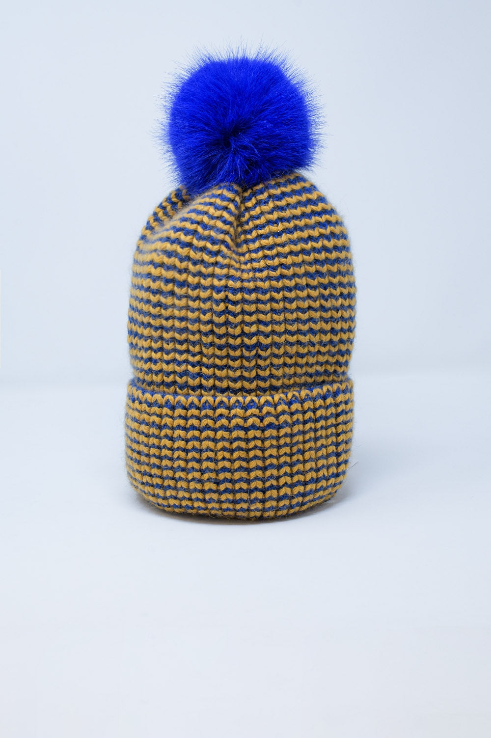 Touca de tricô com pompom em azul e amarelo