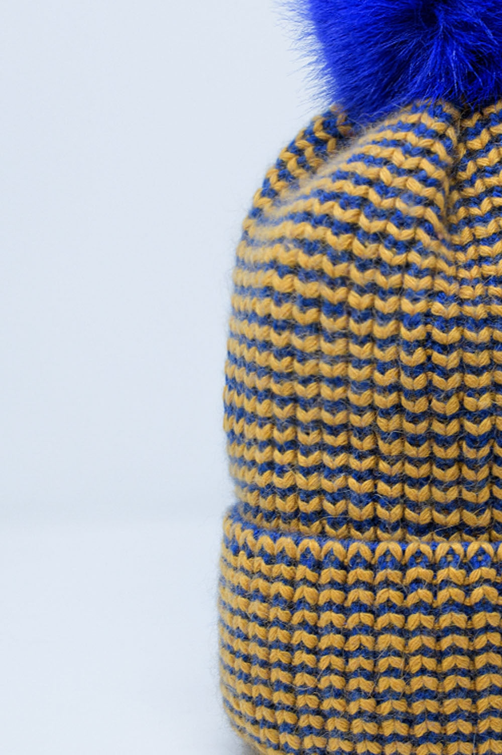 Touca de tricô com pompom em azul e amarelo
