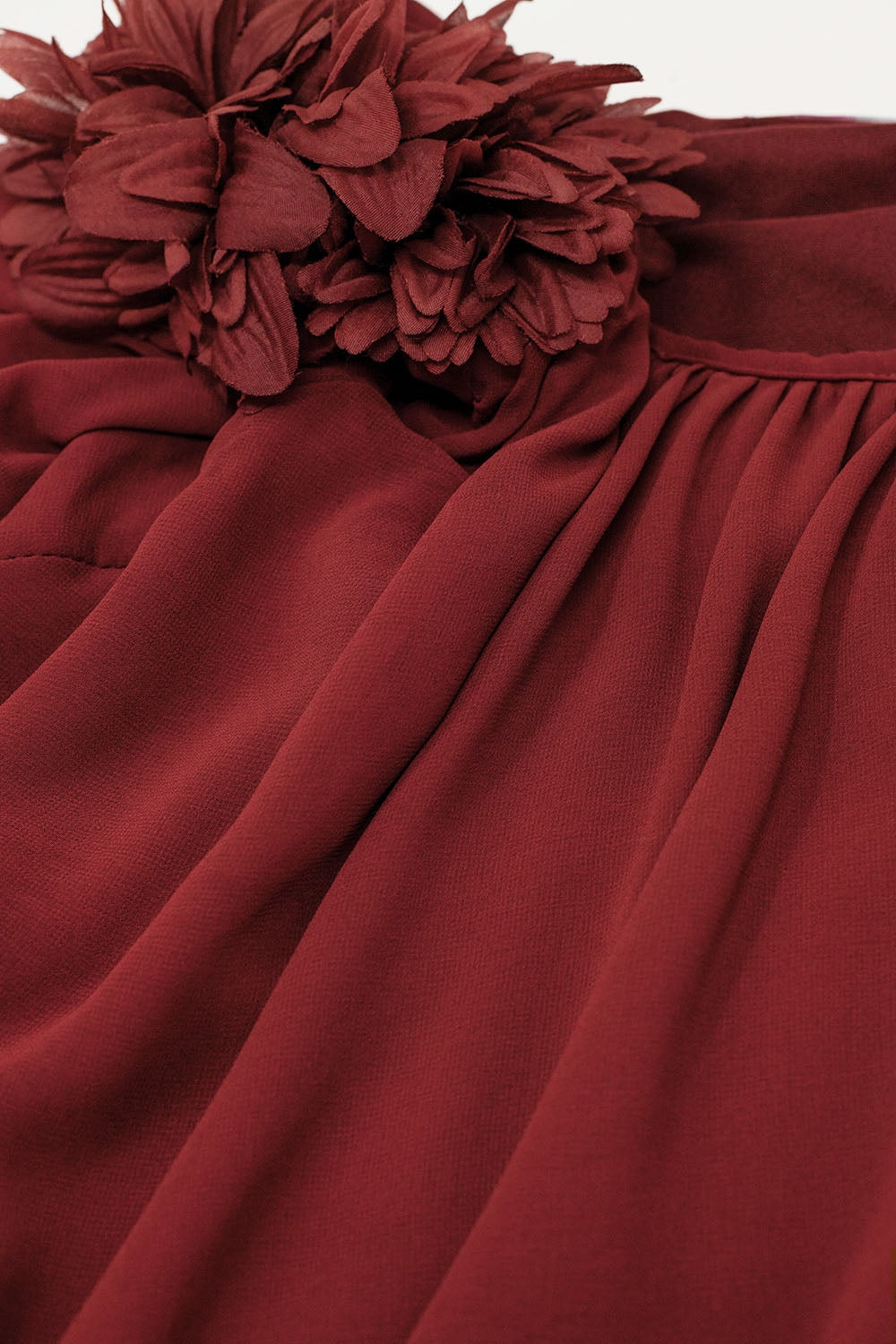 Túnica castanha sem ombro com flor no ombro