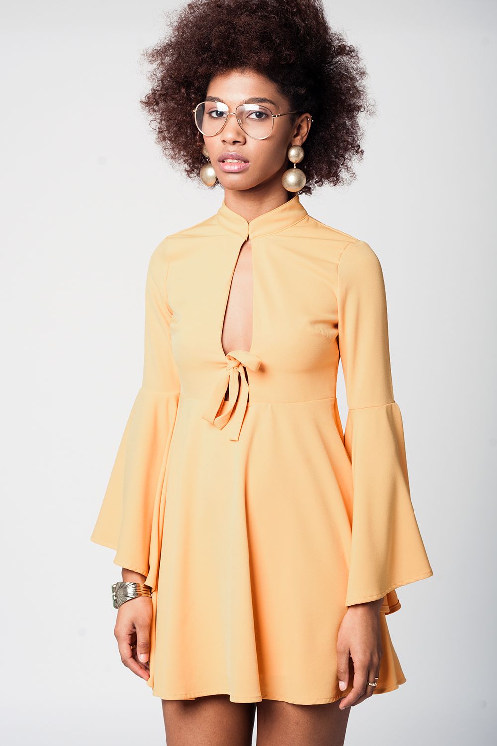 Q2 Vestido amarelo com mangas sino e decote profundo