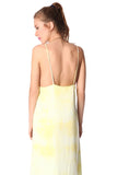 Vestido amarelo com tiras finas e parte inferior das costas
