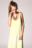 Vestido amarelo com tiras finas e parte inferior das costas