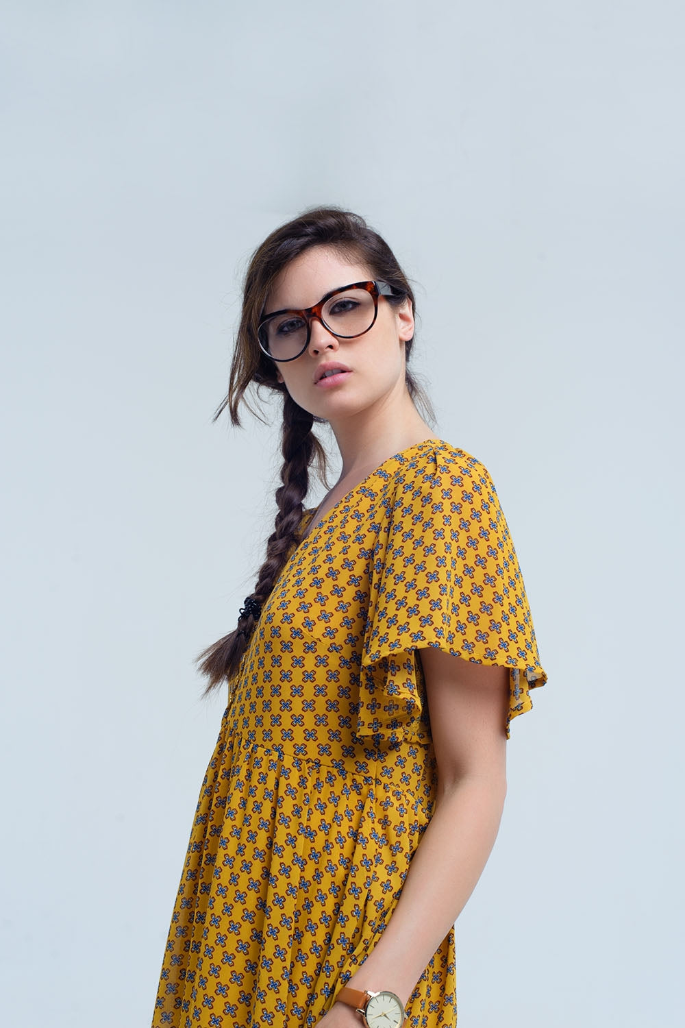 Q2 Vestido amarelo com voo e padrão geométrico
