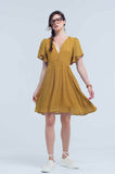 Vestido amarelo com voo e padrão geométrico