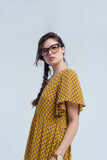 Q2 Vestido amarelo com voo e padrão geométrico