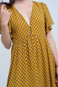 Vestido amarelo com voo e padrão geométrico