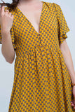 Vestido amarelo com voo e padrão geométrico