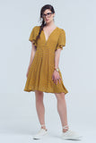 Vestido amarelo com voo e padrão geométrico
