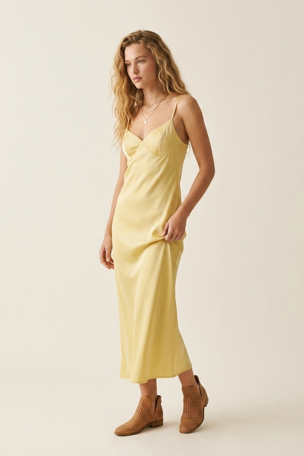 Q2 Vestido Amarelo de Cetim Slip Maxi com Alças Ajustáveis