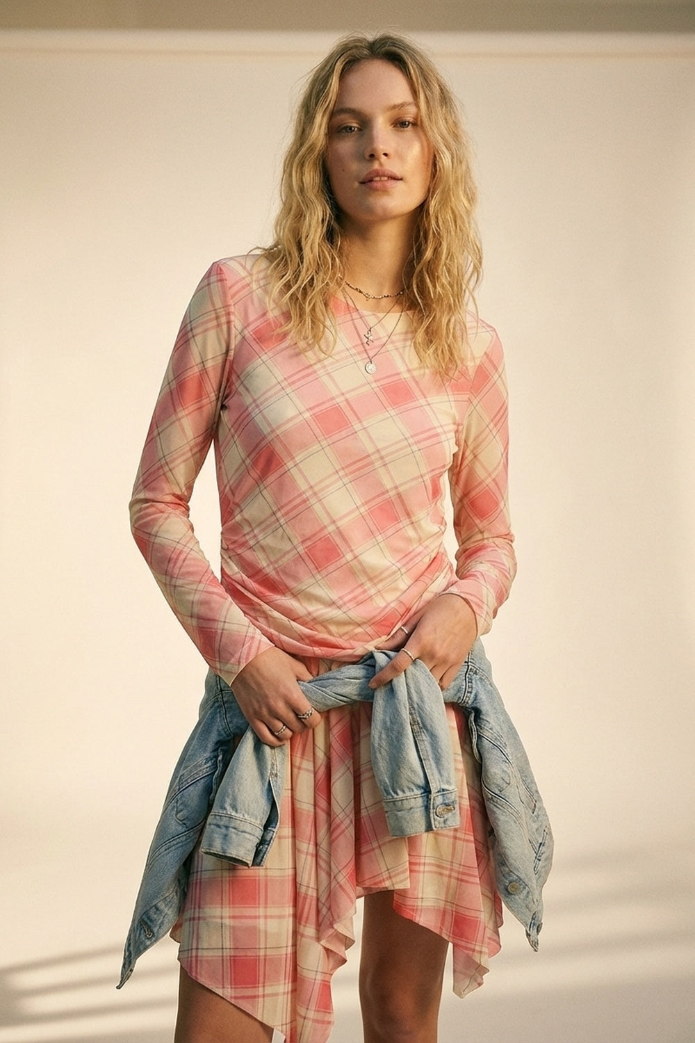 Q2 Vestido Assimétrico de Manga Longa com Tecido de Malha Xadrez em rosa