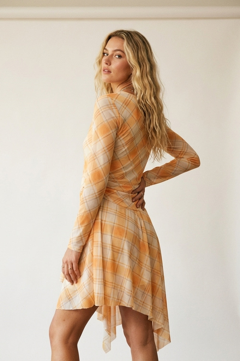 Q2 Vestido Assimétrico de Manga Longa em Tecido de Malha Xadrez Laranja