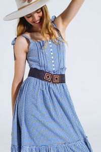 Vestido azul e branco em xadrez em linha A com alças ajustáveis