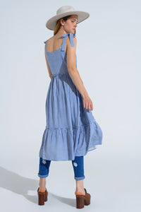 Vestido azul e branco em xadrez em linha A com alças ajustáveis