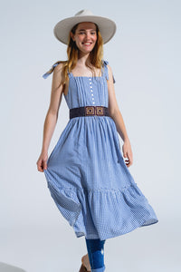 Vestido azul e branco em xadrez em linha A com alças ajustáveis