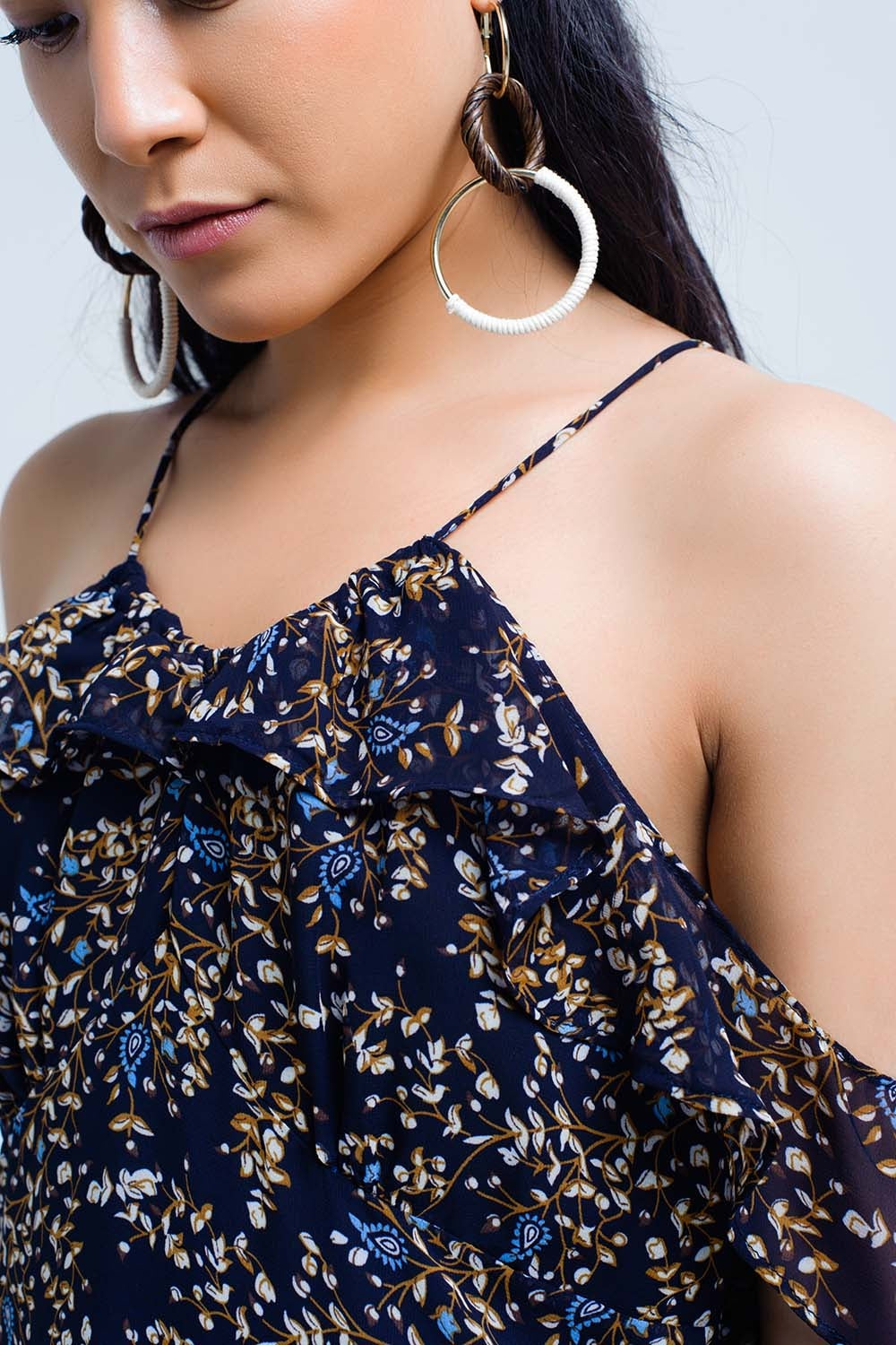 Vestido azul marinho com flores e babados impressos