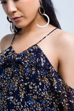 Vestido azul marinho com flores e babados impressos
